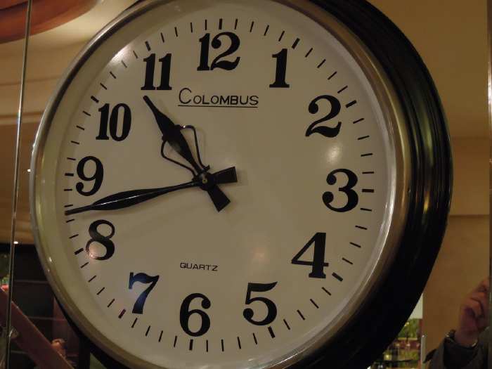 — Horloge photographiée dans un café du Bd St Michel - Paris —