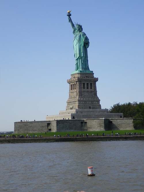 — Statue de la Liberté dans la rade du port de New York —