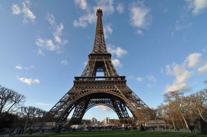 — Tour Eiffel vue depuis le Champ de Mars - Paris —