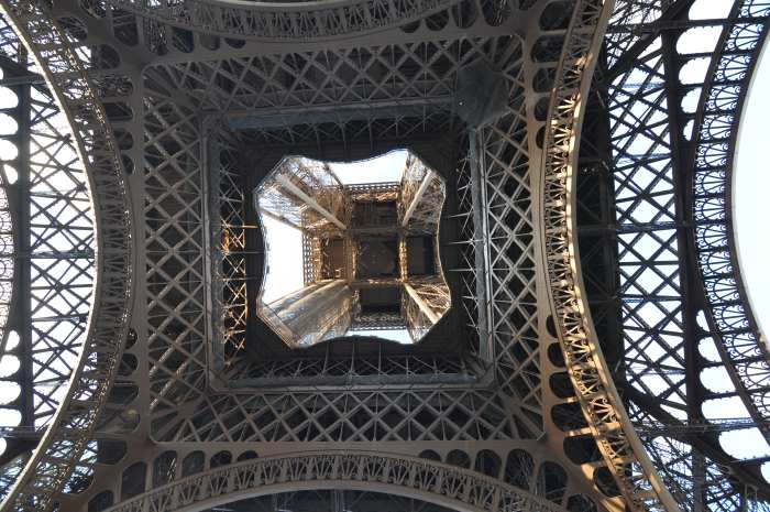 — Tour Eiffel vue depuis le dessous de la tour - Paris —