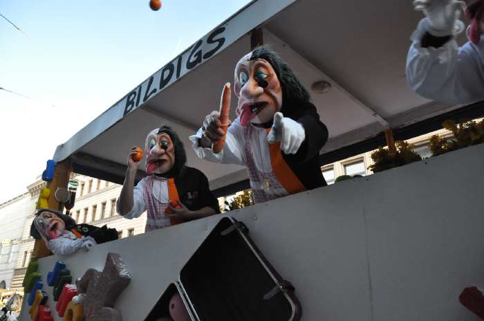 — Waggis distribuant des oranges, des carottes... au cours du Carnaval de Bâle - Bâle —  — Pas de copyright — Document personnel — Gérard Colombat — 27 février 2012 —  Cliquer sur l'image pour obtenir un agrandissement