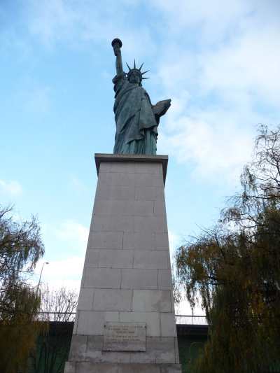 — Statue de la Liberté sur l'île aux cygnes au milieu de la Seine — Paris —