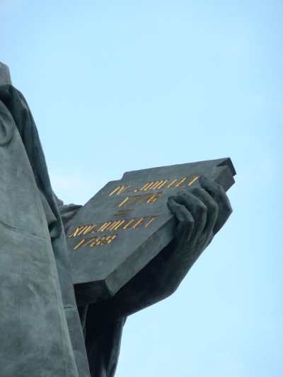 — Statue de la Liberté sur l'île aux cygnes au milieu de la Seine — détail — Paris —