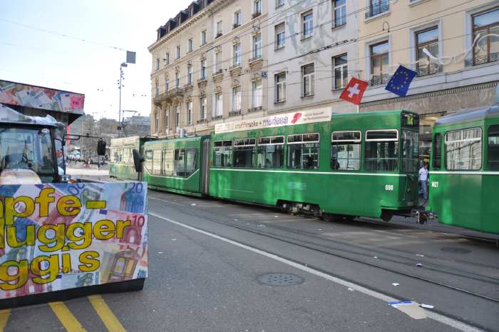 — Char de Carnaval parqué dans une rue de Bâle — Bâle —