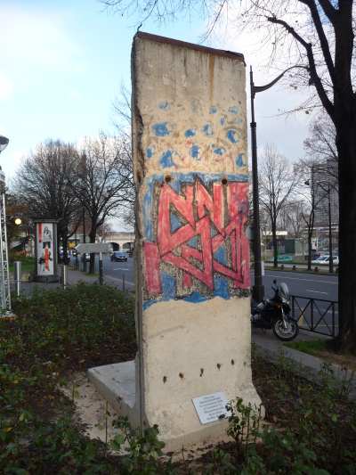 — Pan de mur de Berlin devant la Maison de la Radio — Paris —