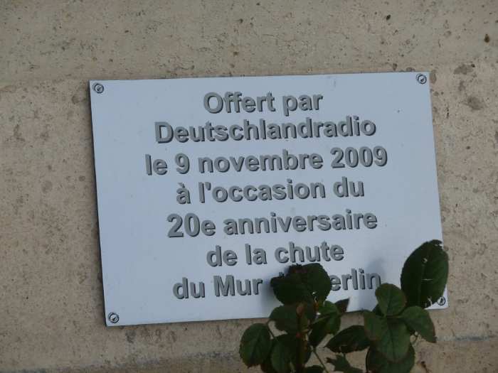 — Plaque commémorative au pied d'un pan du mur de Berlin devant la Maison de la Radio — Paris —