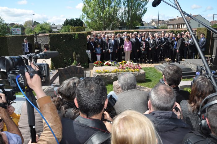 — Minute de silence de F. Hollande - Cimetière Jean-Gautherin - Nevers —