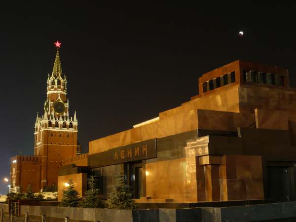 — Eclipse de lune partielle sur la Place rouge (Moscou) —