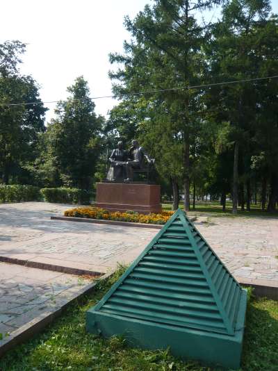 Monument dédié à Lenine et son épouse