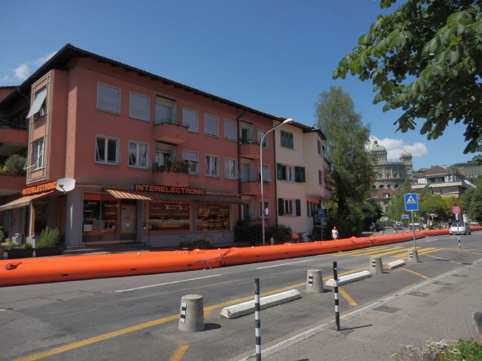 - Artère en bordure de l'Aar protégée par des digues mobiles - Berne —