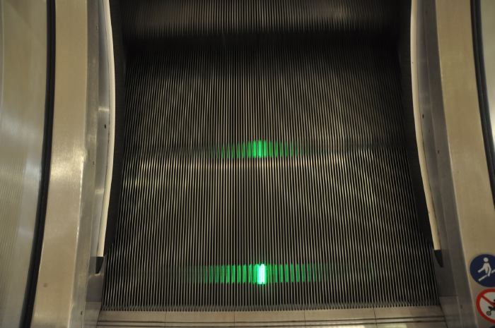 — escaliers mécaniques — 