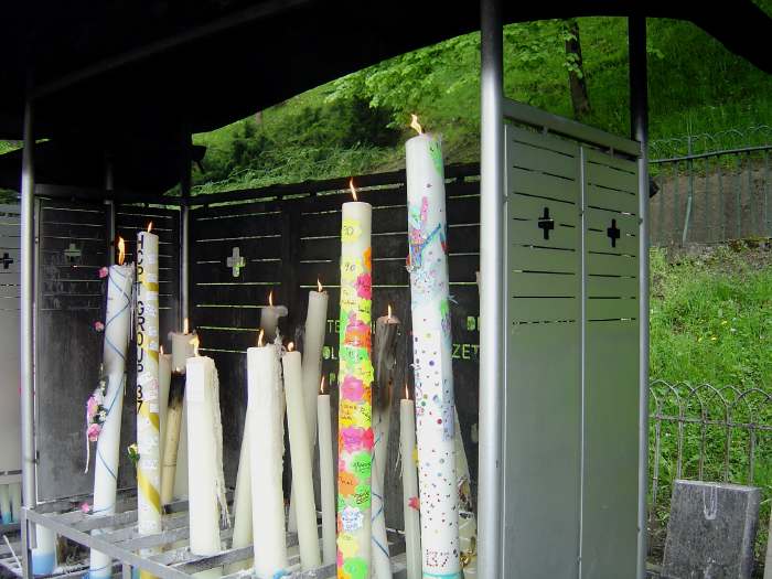 Cierges allumés dans leurs brûloirs sur le site des sanctuaires à Lourdes
