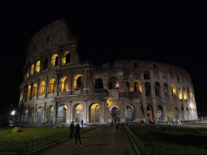 Vue panoramique du Colisée de nuit - Rome
