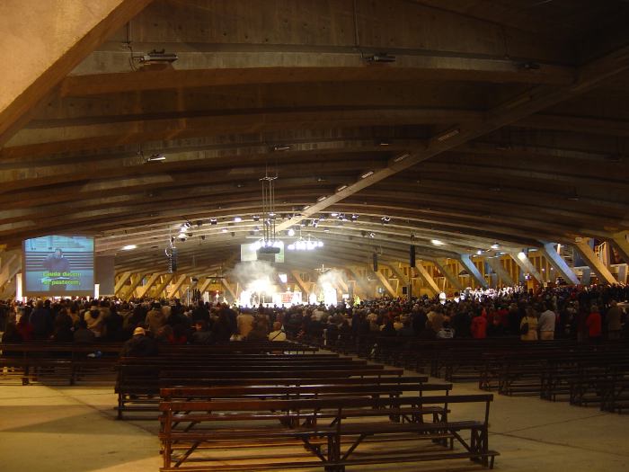 — Pèlerins assistant à la messe dans la basilique Saint-Pie X — Lourdes —