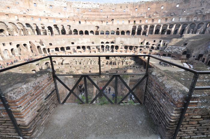 Vue panoramique sur l'intérieur du Colisée - Rome 
