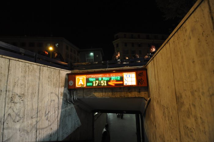 Accès à la station de métro Ottaviano - Rome