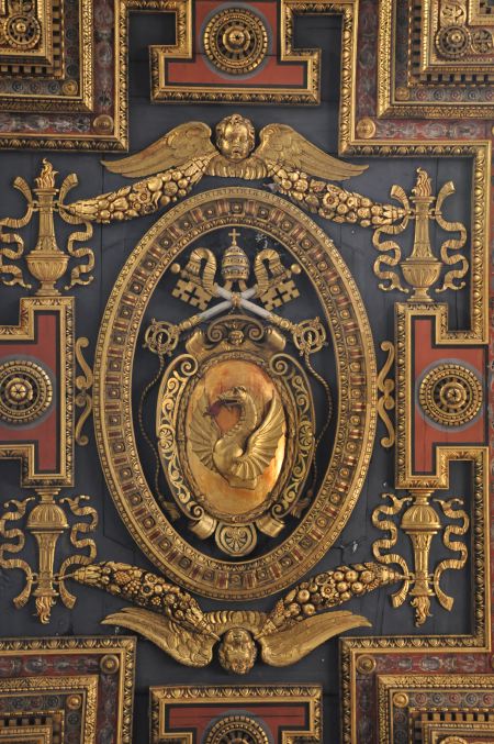 Dragon volant dans une moulure du plafond à caissons de l'église Santa Maria in Aracoeli - Rome