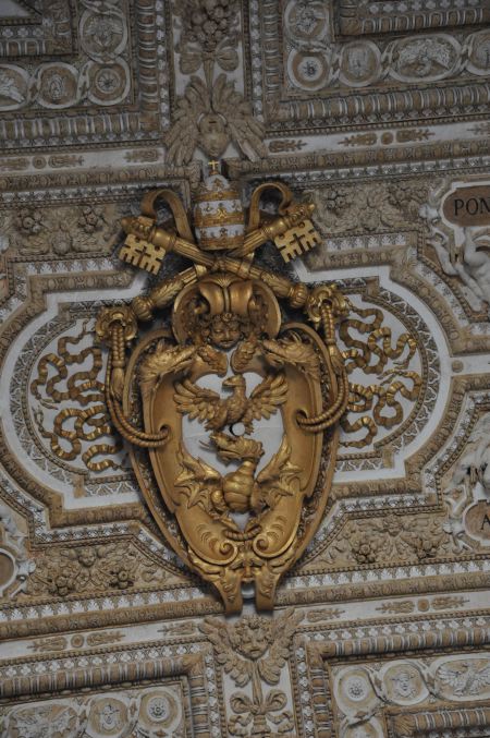 Dragons, aigle sur une moulure sur un plafond de la Basilique St Pierre - Rome