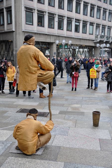 Saltimbanques sur le parvis de la cathédrale de Cologne