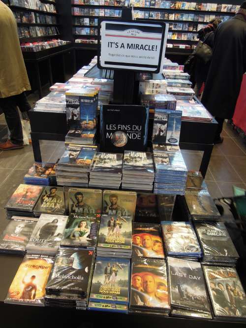 — Rayons multi-média à la Médiathèque cinématographique - Paris — 