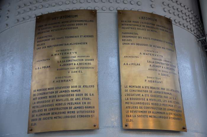 — Plaques commémoratives dans l'Atomium - Bruxelles —