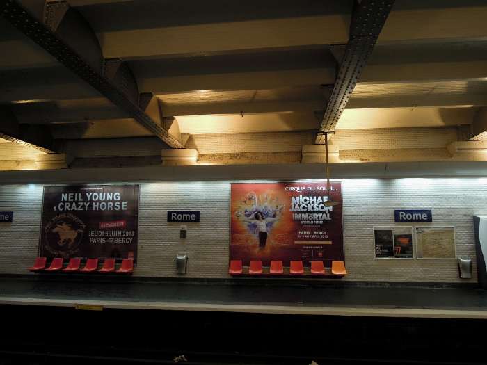 — Affiches publicitaires BHV Noël dans la station "Rome" du métro - Paris —