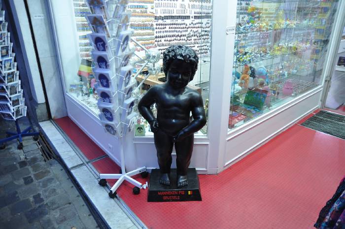 — Manneken-Pis devant une vitrine - Bruxelles —