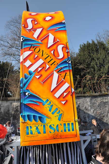 — Défilé du Carnaval en haut du Wettsteinbrücke - Pontif-EX Maximus — Bâle —