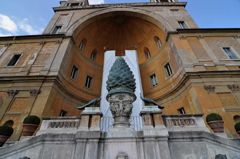 — Sculpture visible dans les jardins du Vatican - Vatican —