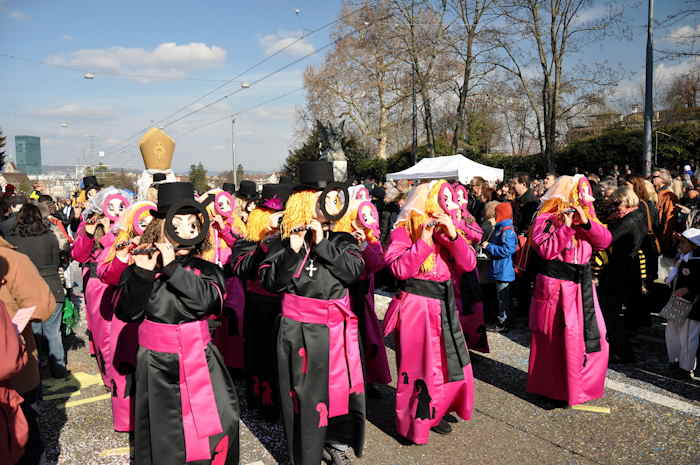 — Défilé du Carnaval en haut du Wettsteinbrücke — Bâle —