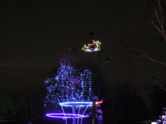 — Passage aérien du Père Noël sur les Champs-Elysées - Paris — 