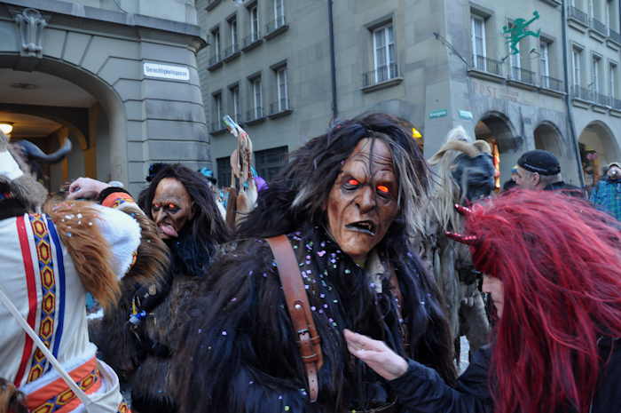 — Carnavaleux dans la Kramgasse - Bern/Berne —
