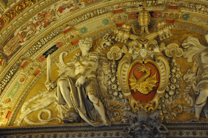 — dragon sur le blason du pape Grégoire XIII dans un couloir du musée du Vatican —
