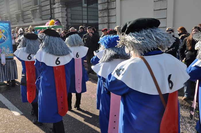 — Défilé du Carnaval en haut du Wettsteinbrücke — Bâle —
