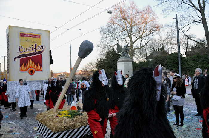 — Défilé du Carnaval en haut du Wettsteinbrücke - Char Lucifer — Bâle —