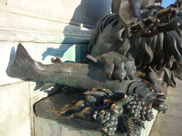 Bronze allégorique du Rhône au pied de la statue de Louis XIV sur la place Bellecour