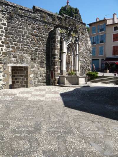 Cour du "carré magique" de l'église St Clair" — Le Puy en Velay