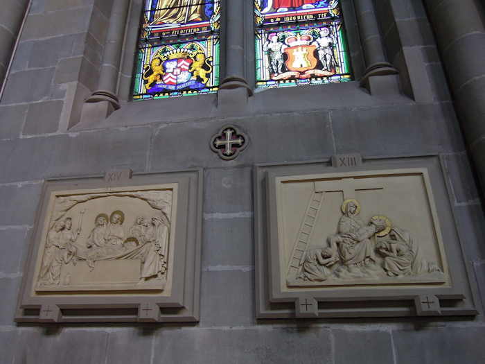— Stations XIII et XIV du "chemin de croix": Basilique Notre-Dame — Genève —