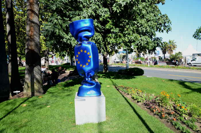 — Monument bonbon drapeau Européen — Cannes —
