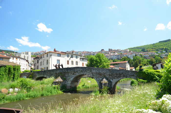 — Vue panoramique depuis la rivière — Thiers —