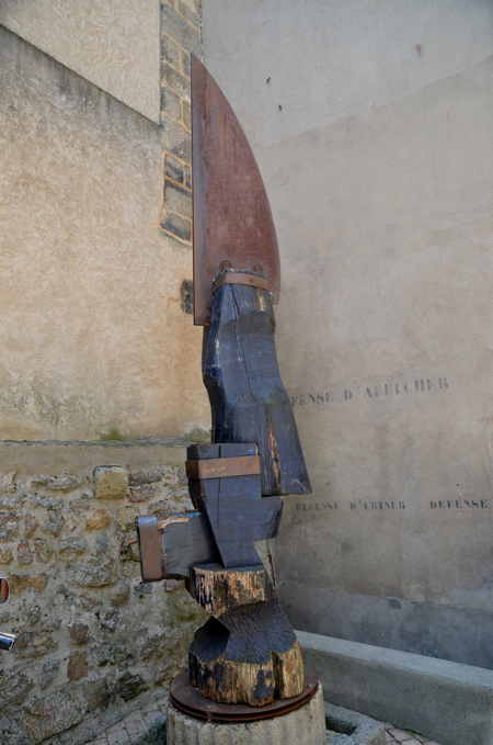 — Monument dédié à la coutellerie — Thiers —