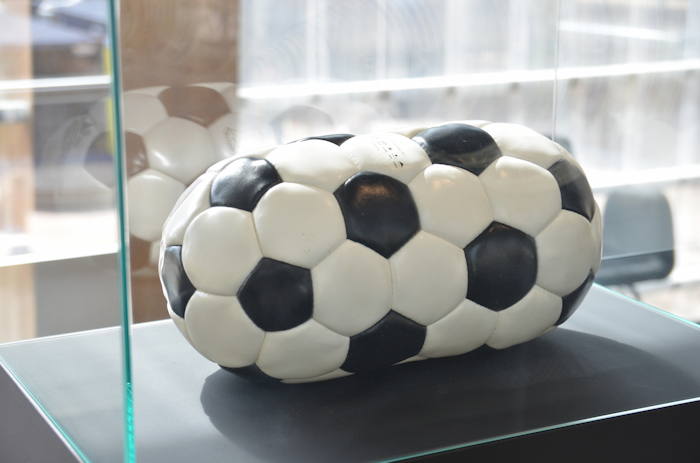 — Ballon de Football exposé — Marseille Capitale Européenne de la culture —