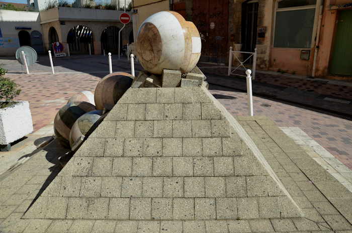 — Pyramide: Monument dans une rue de Toulon (Var) — 