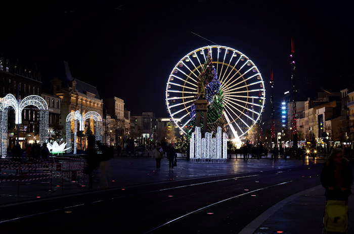 — Grande Roue et sapin de Noël sur la Place de Jaude — Clermont-Ferrand —