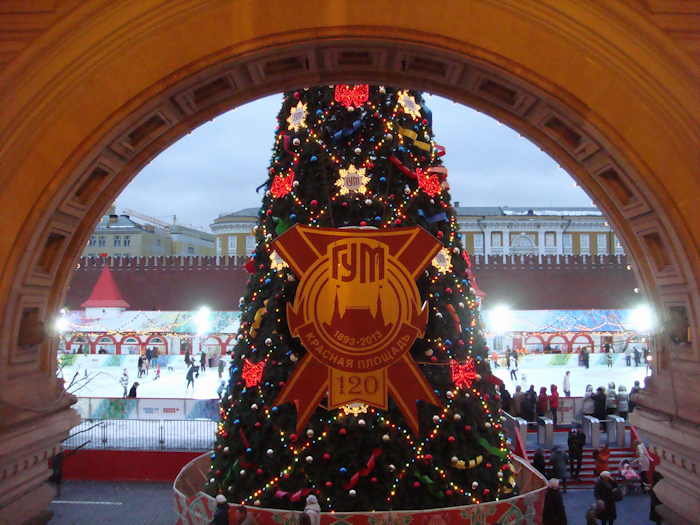 — Patinoire vue depuis une des entrées du Magasin Gum (Gd Magasin Universel) sur la Place Rouge — Moscou —