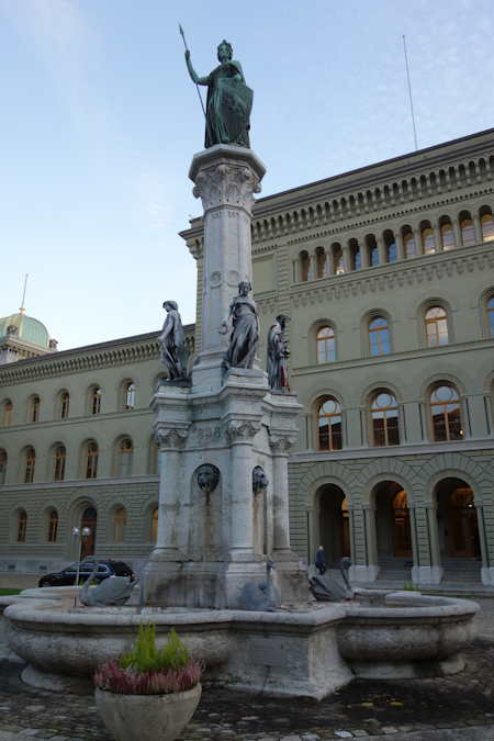 — Fontaine Berna (Berna Brunnen) sur une aile du Bundesrat (Conseil fédéral) — Bern/Berne —