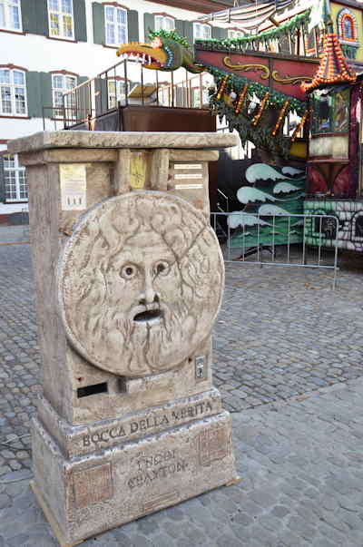 — Automate "Bouche de la Vérité" sur la Place de la cathédrale - Bâle/Basel —