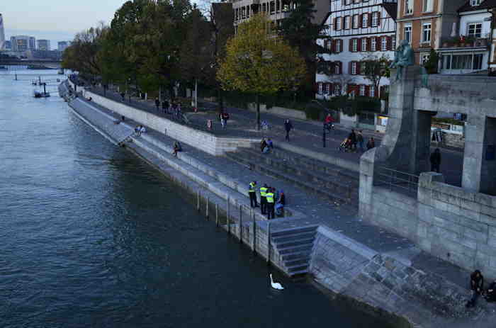 — Helvetia (Sculpture de Bettina Eichin) assise en bordure du Rhin - Bâle/Basel —  — Cliché pris depuis le Mittlere Brücke, pont central de Bâle —