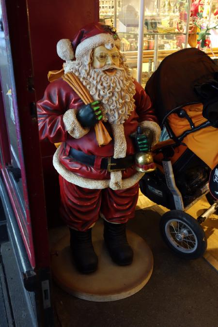 — Père Noël à l'entré d'une boutique — Bern/Berne —