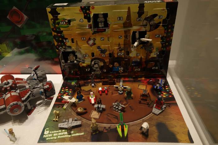 — Calendrier de l'Avent version "Star Wars" — Vitrine boutique Lego —